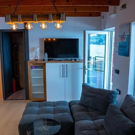 公寓 Unique River Houseboat 贝尔格莱德