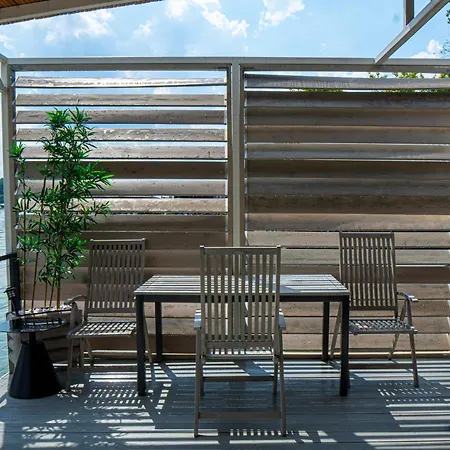 Unique River Houseboat 贝尔格莱德