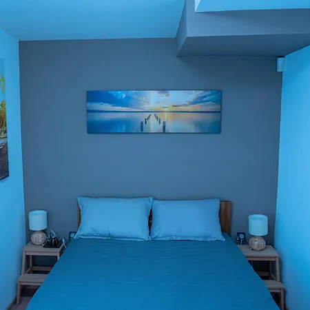 Apartment Unique River Houseboat *