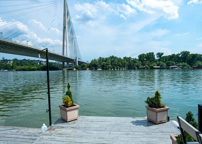Unique River Houseboat