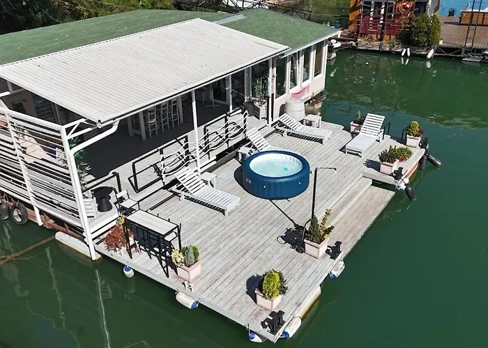 Unique River Houseboat Apartment *