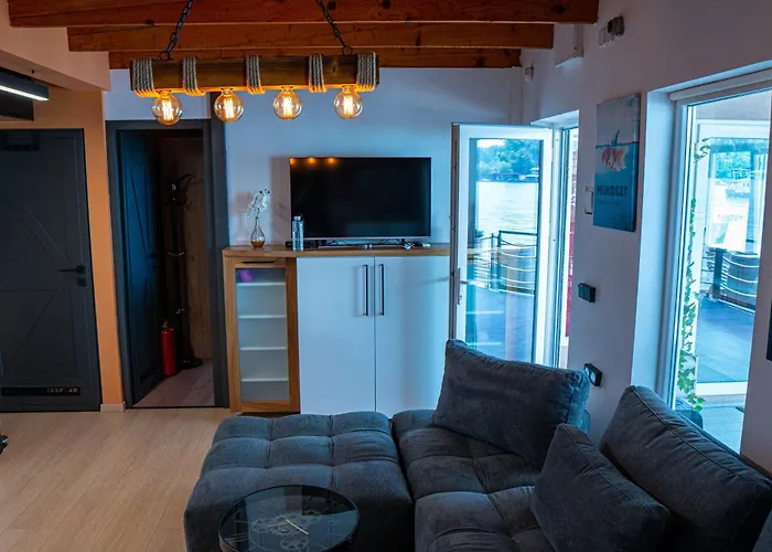 Apartment Unique River Houseboat Belgrade