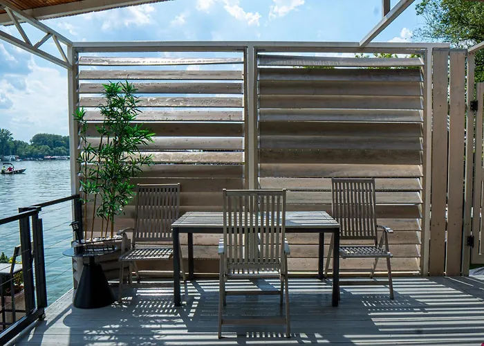 Unique River Houseboat 贝尔格莱德