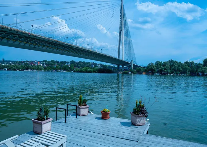 公寓 Unique River Houseboat 贝尔格莱德