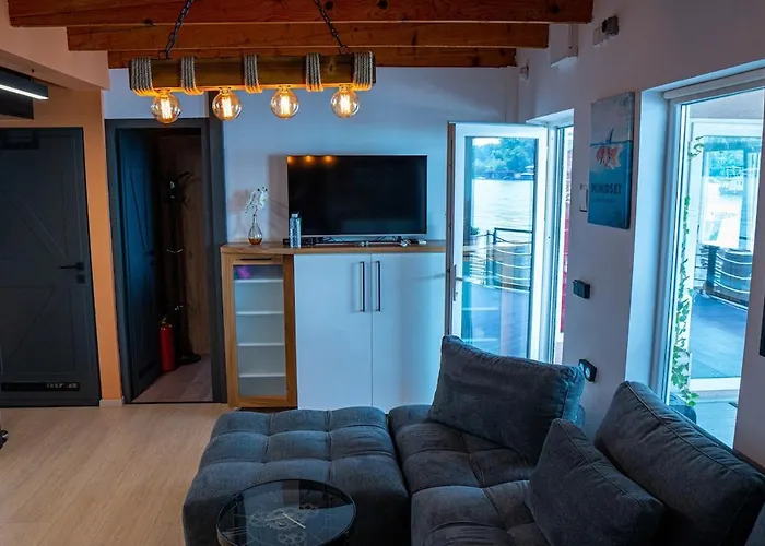 Unique River Houseboat *