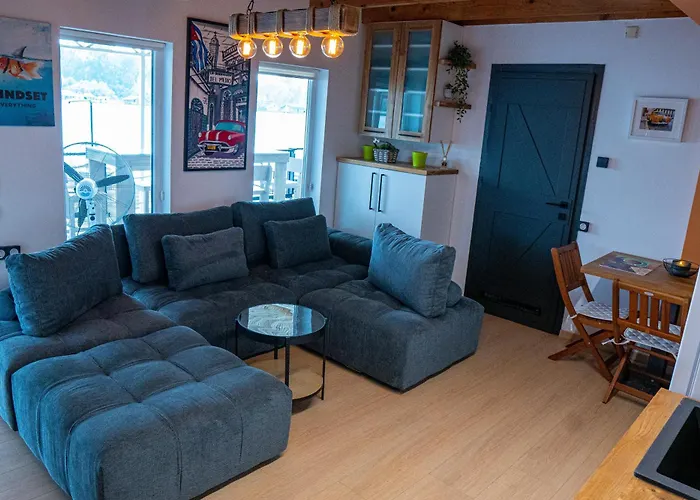 Unique River Houseboat *